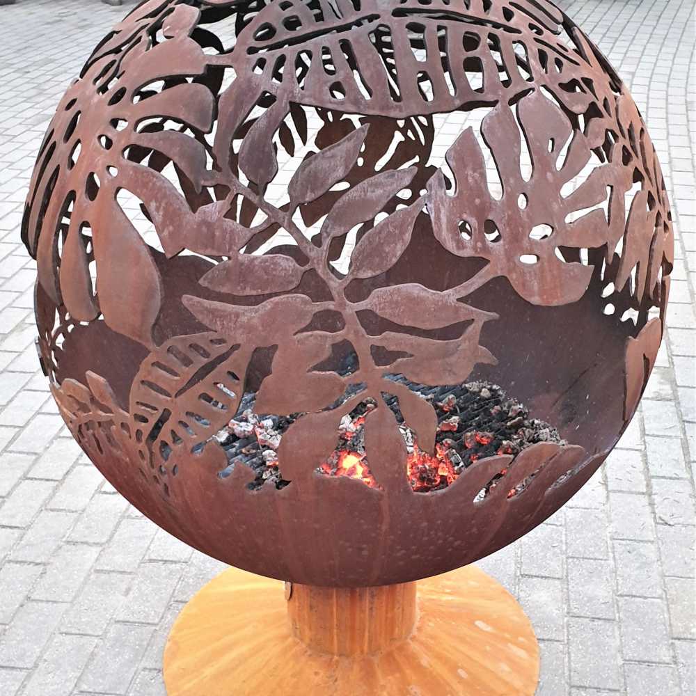 Очаг для костра с экзотическим мотивом листьев