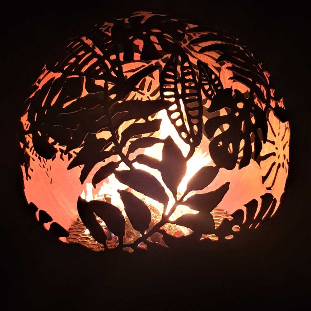 Очаг для костра с экзотическим мотивом листьев