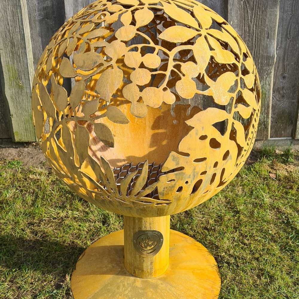 Маленький садовый камин с экзотическим мотивом листьев