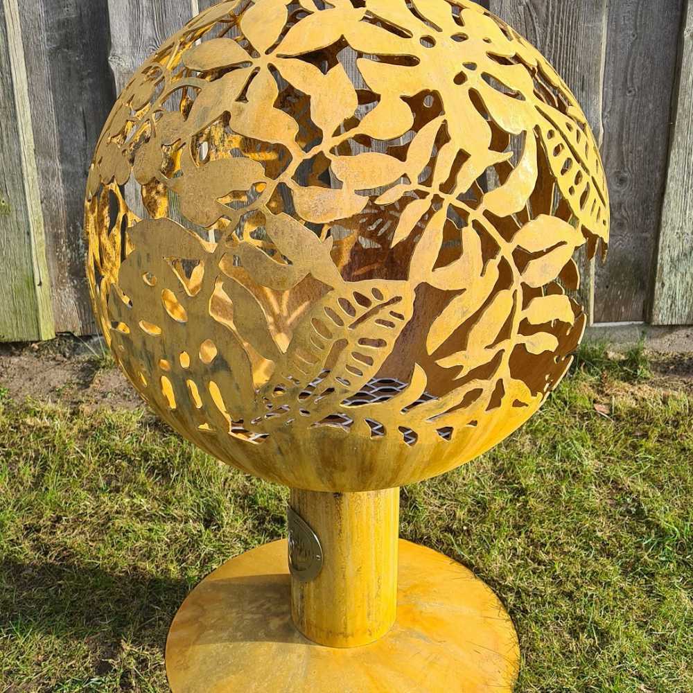 Маленький садовый камин с экзотическим мотивом листьев