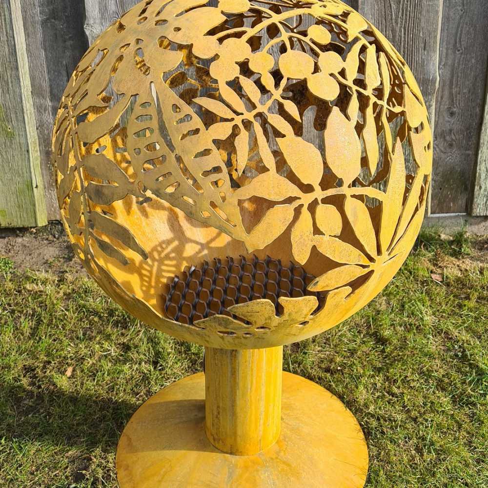 Маленький садовый камин с экзотическим мотивом листьев