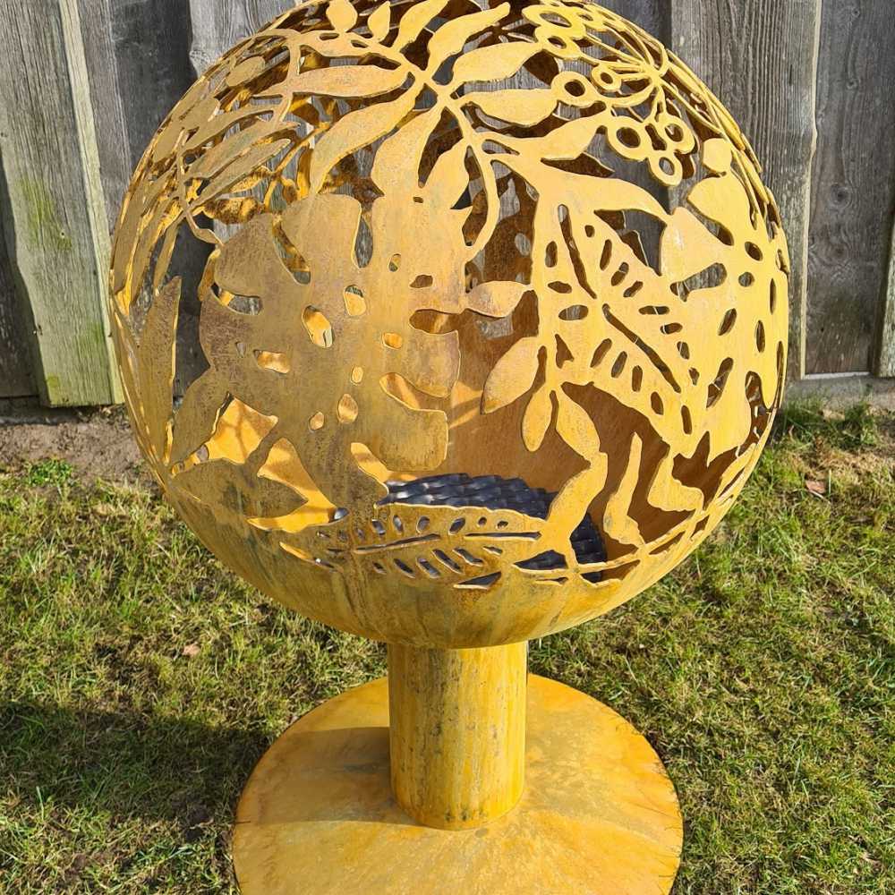 Маленький садовый камин с экзотическим мотивом листьев