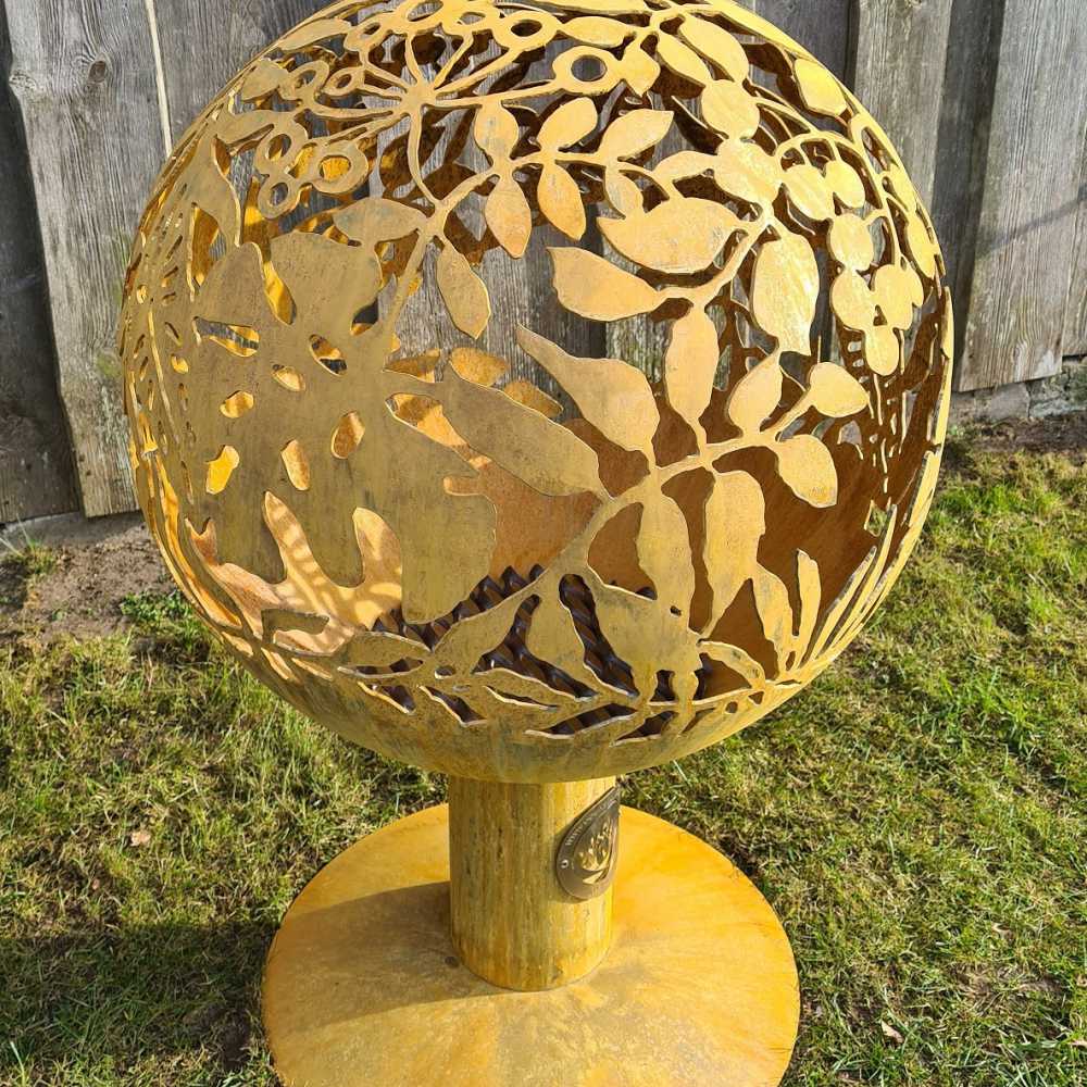 Маленький садовый камин с экзотическим мотивом листьев