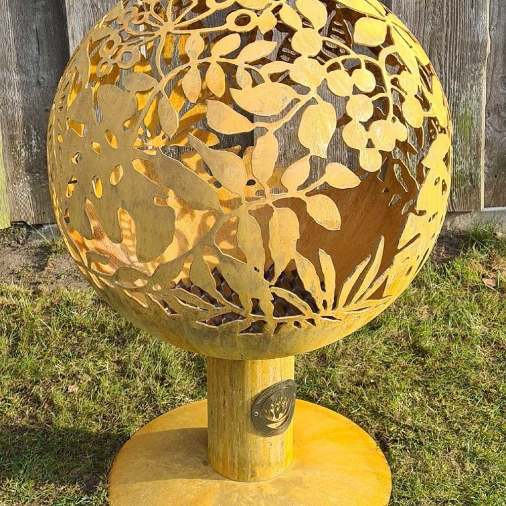 Маленький садовый камин с экзотическим мотивом листьев