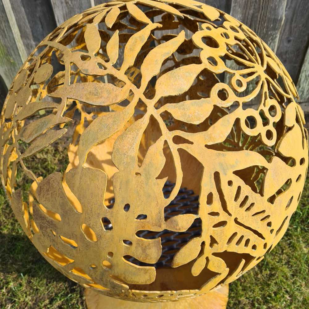 Маленький садовый камин с экзотическим мотивом листьев