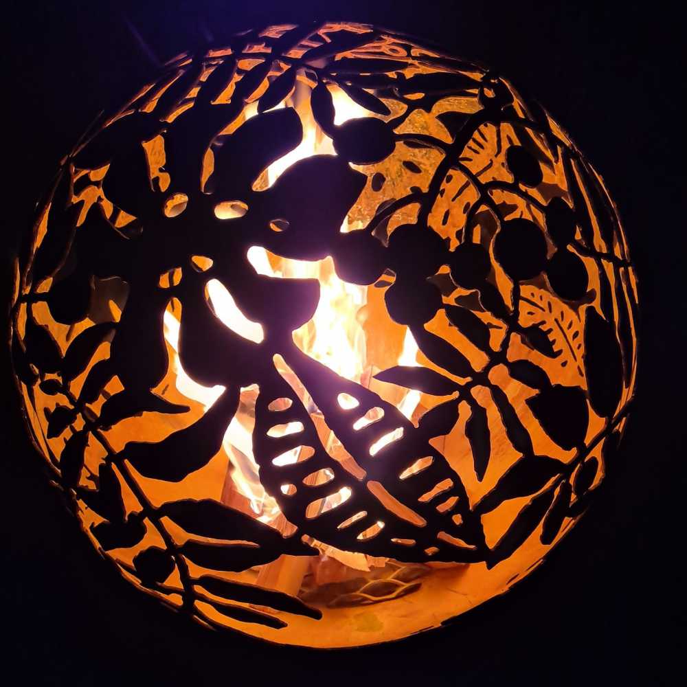 Маленький садовый камин с экзотическим мотивом листьев