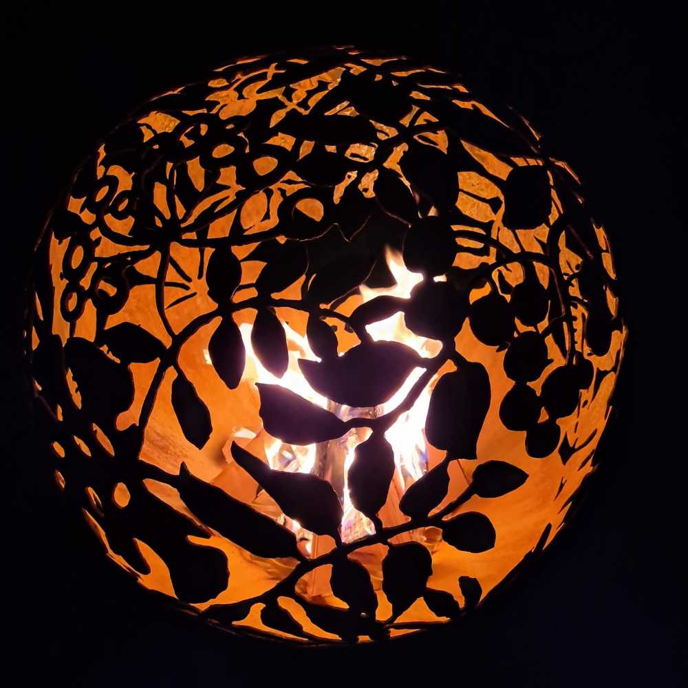 Маленький садовый камин с экзотическим мотивом листьев