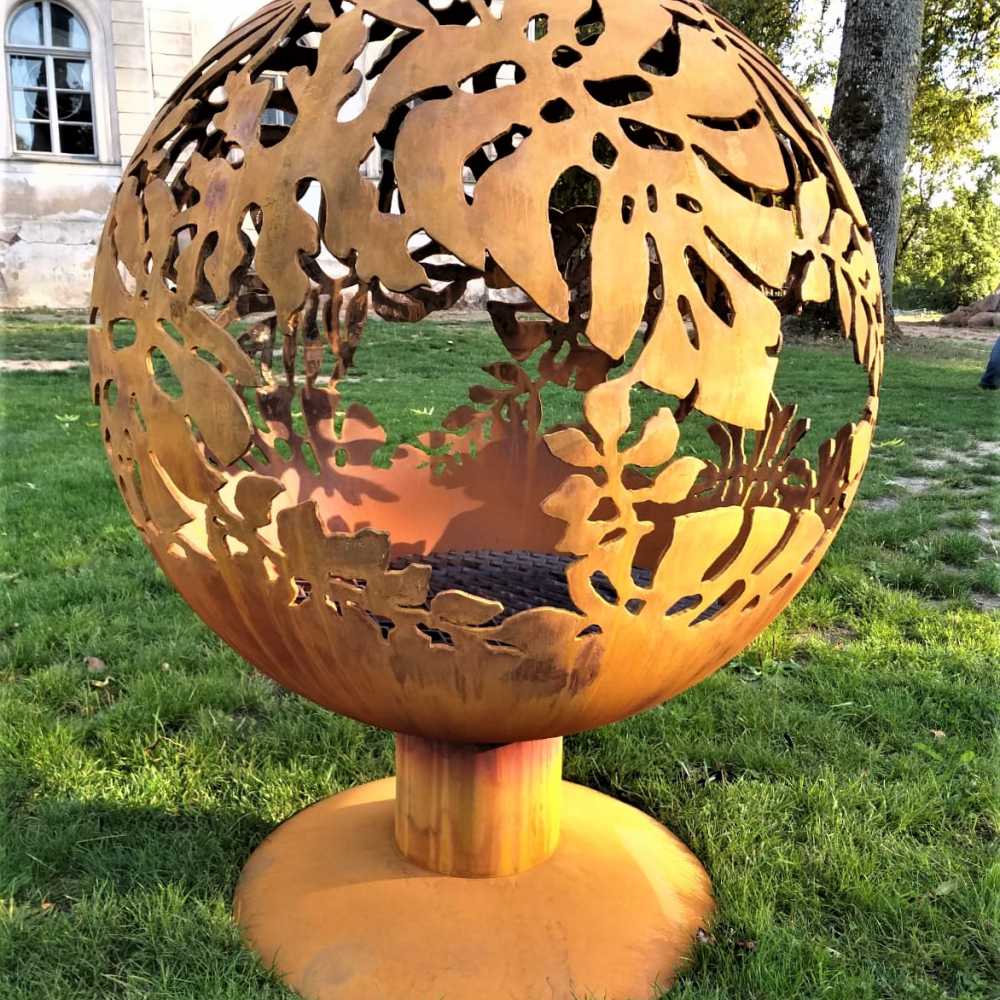 Очаг для костра с экзотическим мотивом листьев