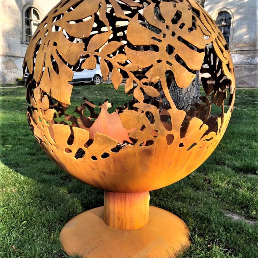 Очаг для костра с экзотическим мотивом листьев