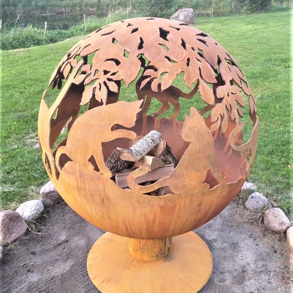 Садовый камин с кошками