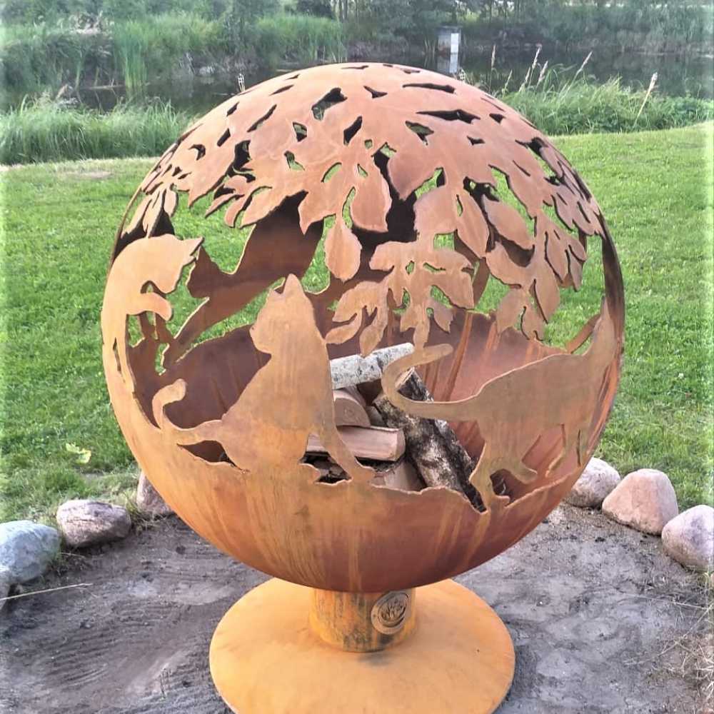 Садовый камин с кошками