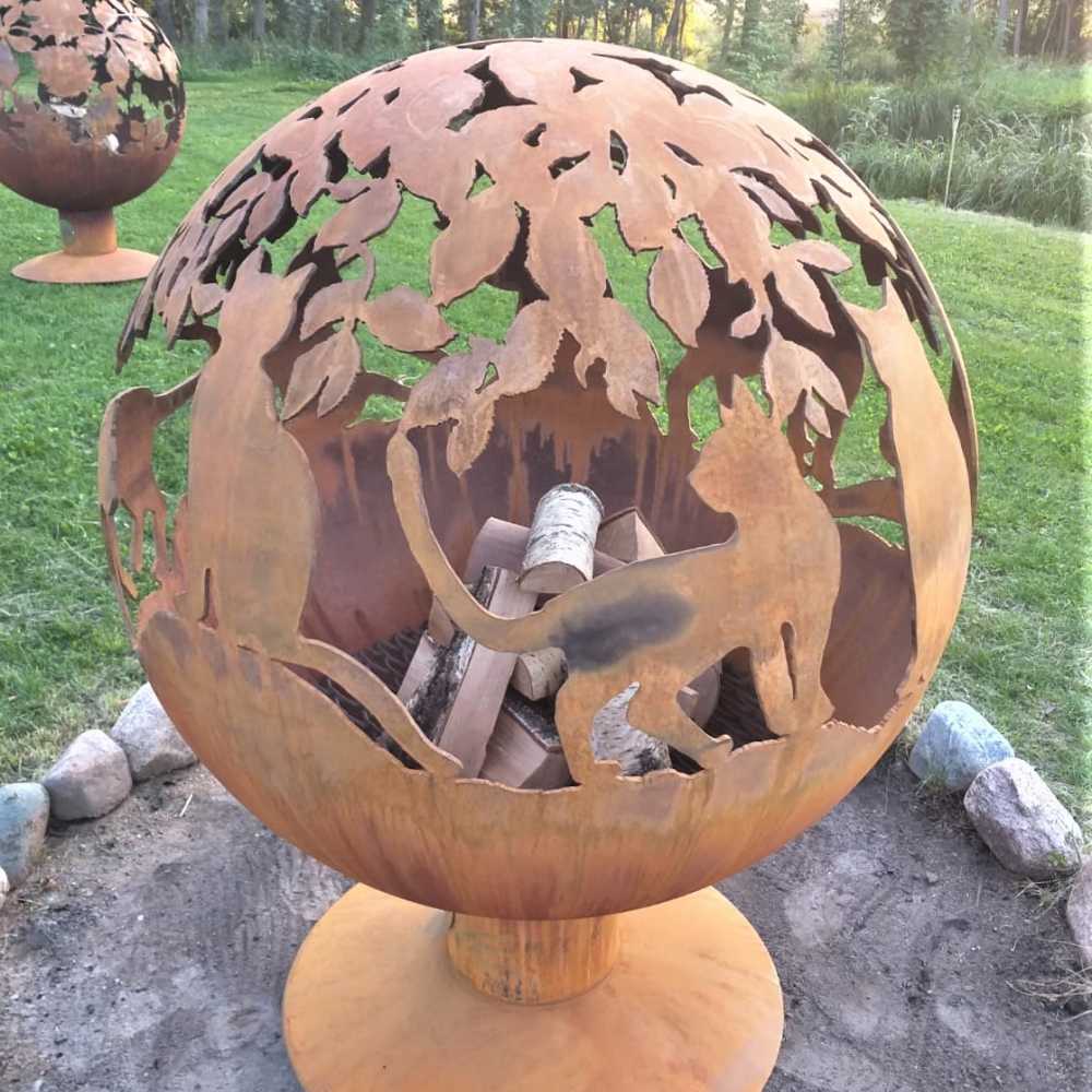 Садовый камин с кошками