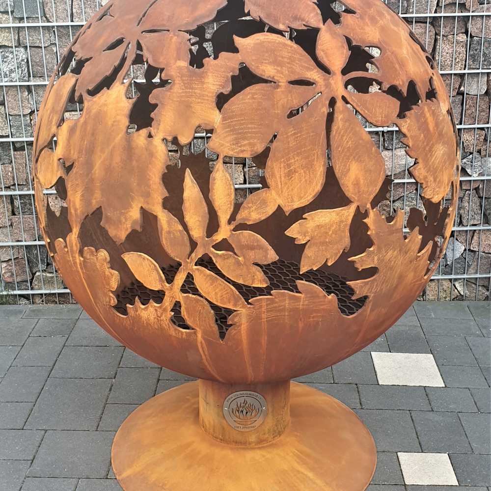 Ugunskura vieta ar lapu motīvu