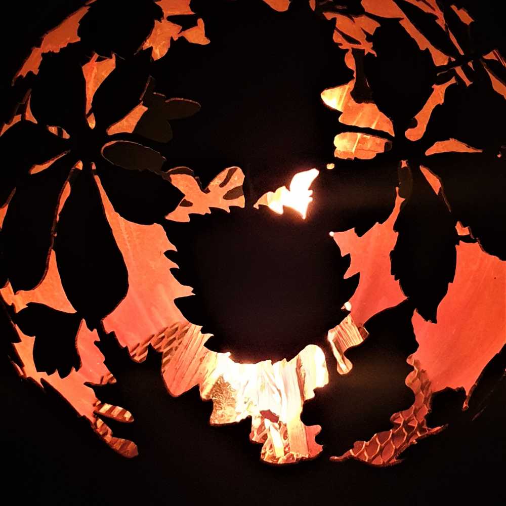 Очаг для костра с мотивом листьев