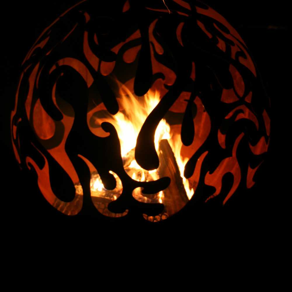 Садовый камин с орнаментом пламени