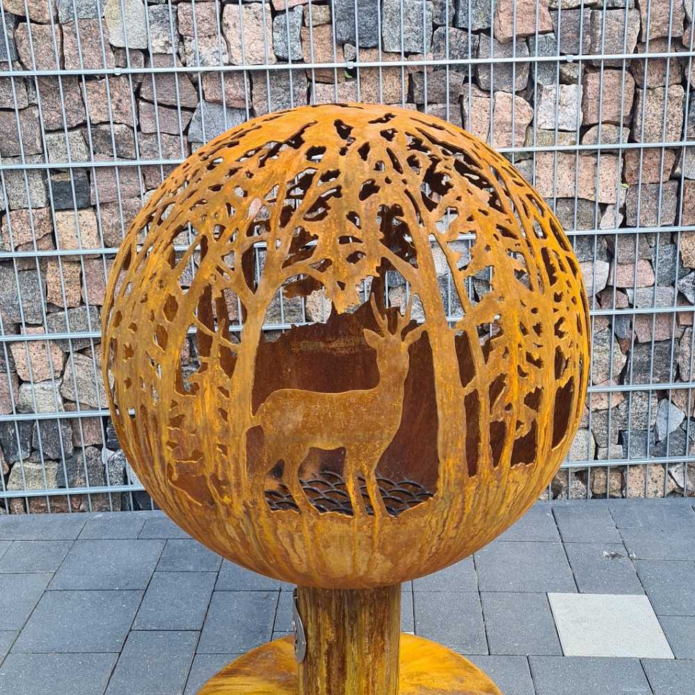 Маленький садовый камин с лесным мотивом