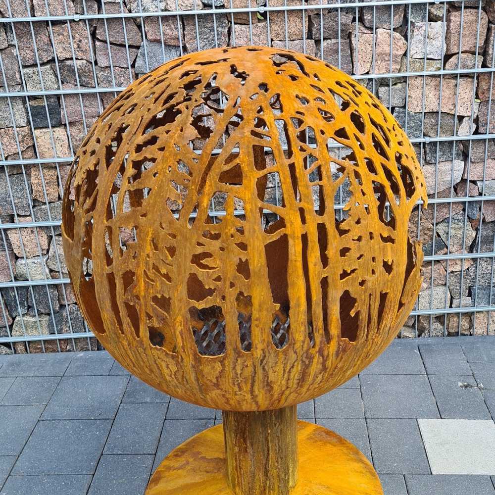 Маленький садовый камин с лесным мотивом