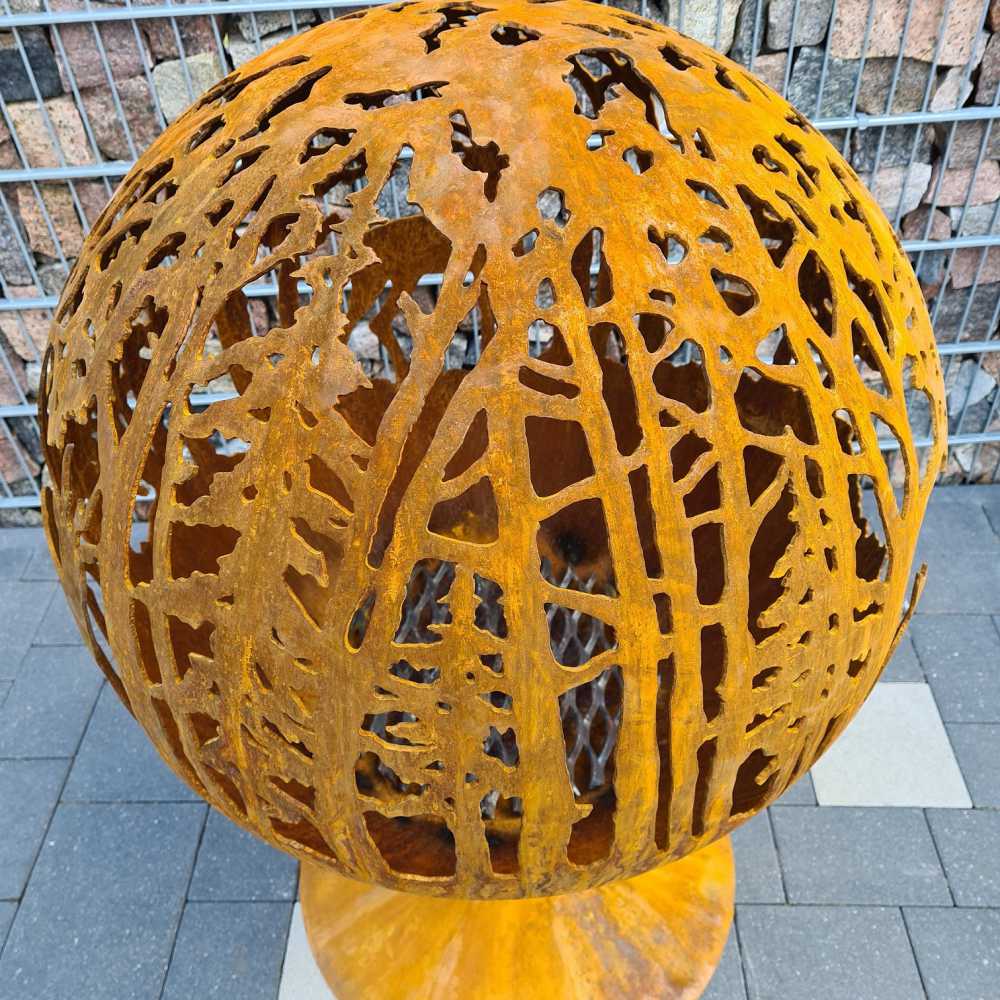 Маленький садовый камин с лесным мотивом