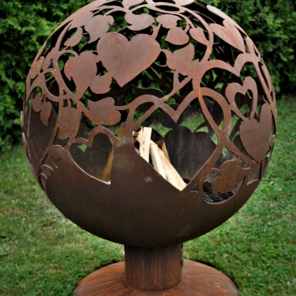 Садовый камин с романтической темой