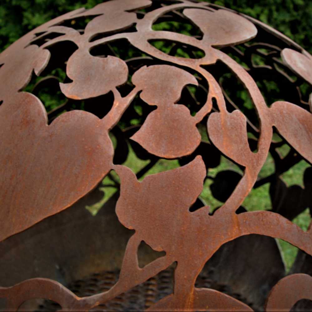 Садовый камин с романтической темой