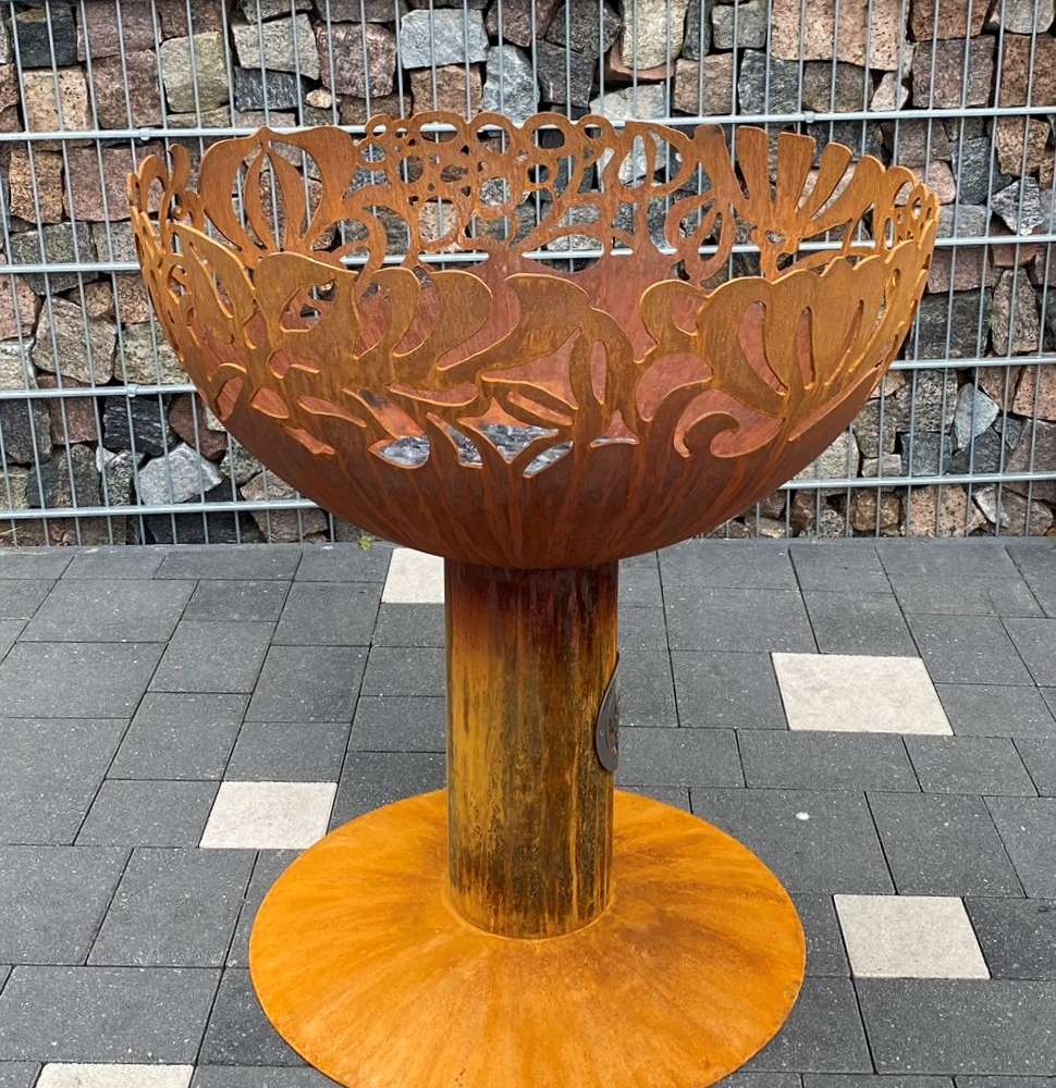 Ugunskura vieta ar ziedu formas motīvu