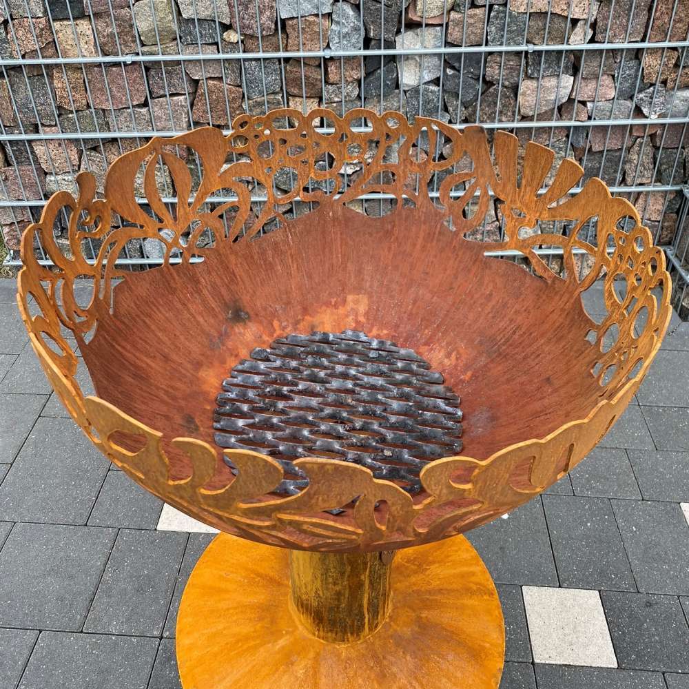 Ugunskura vieta ar ziedu formas motīvu