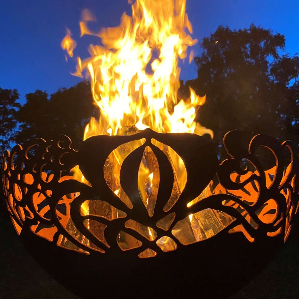 Ugunskura vieta ar ziedu formas motīvu