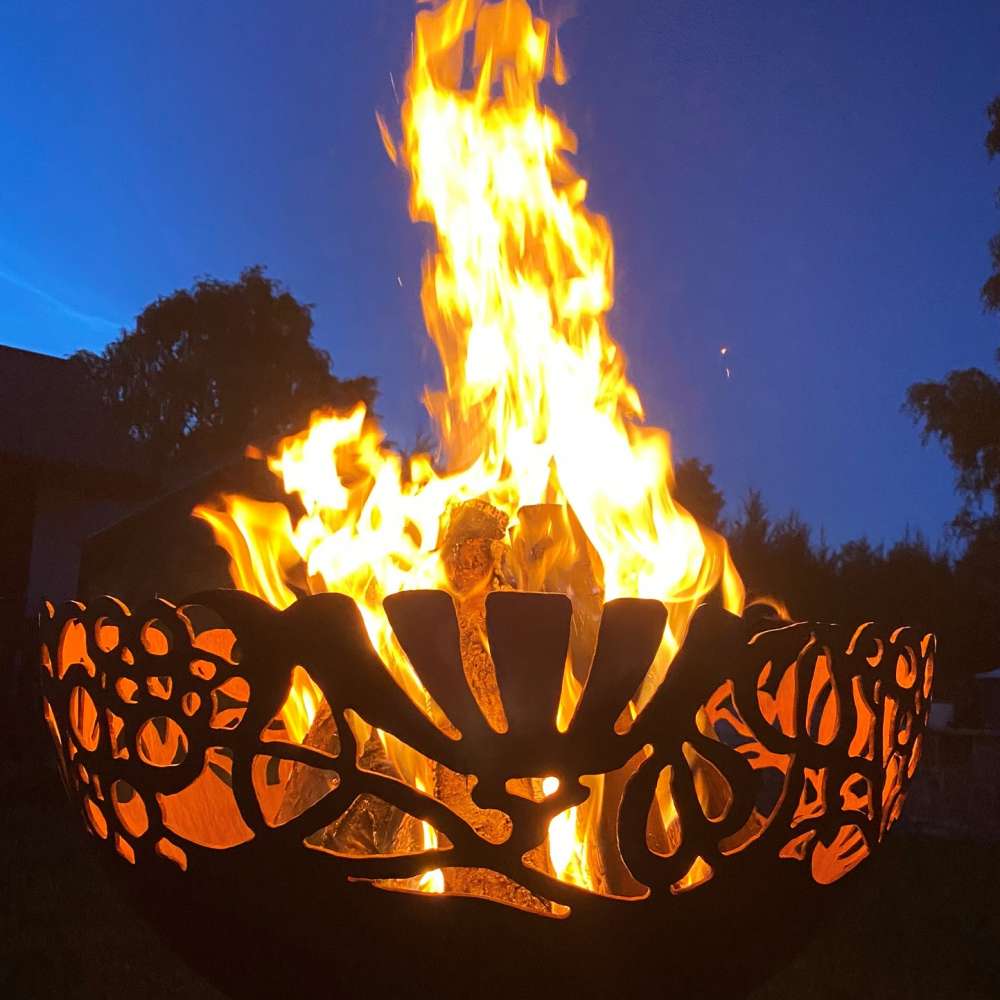 Ugunskura vieta ar ziedu formas motīvu