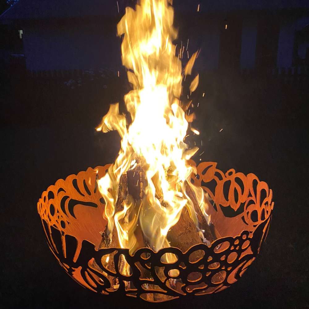 Ugunskura vieta ar ziedu formas motīvu