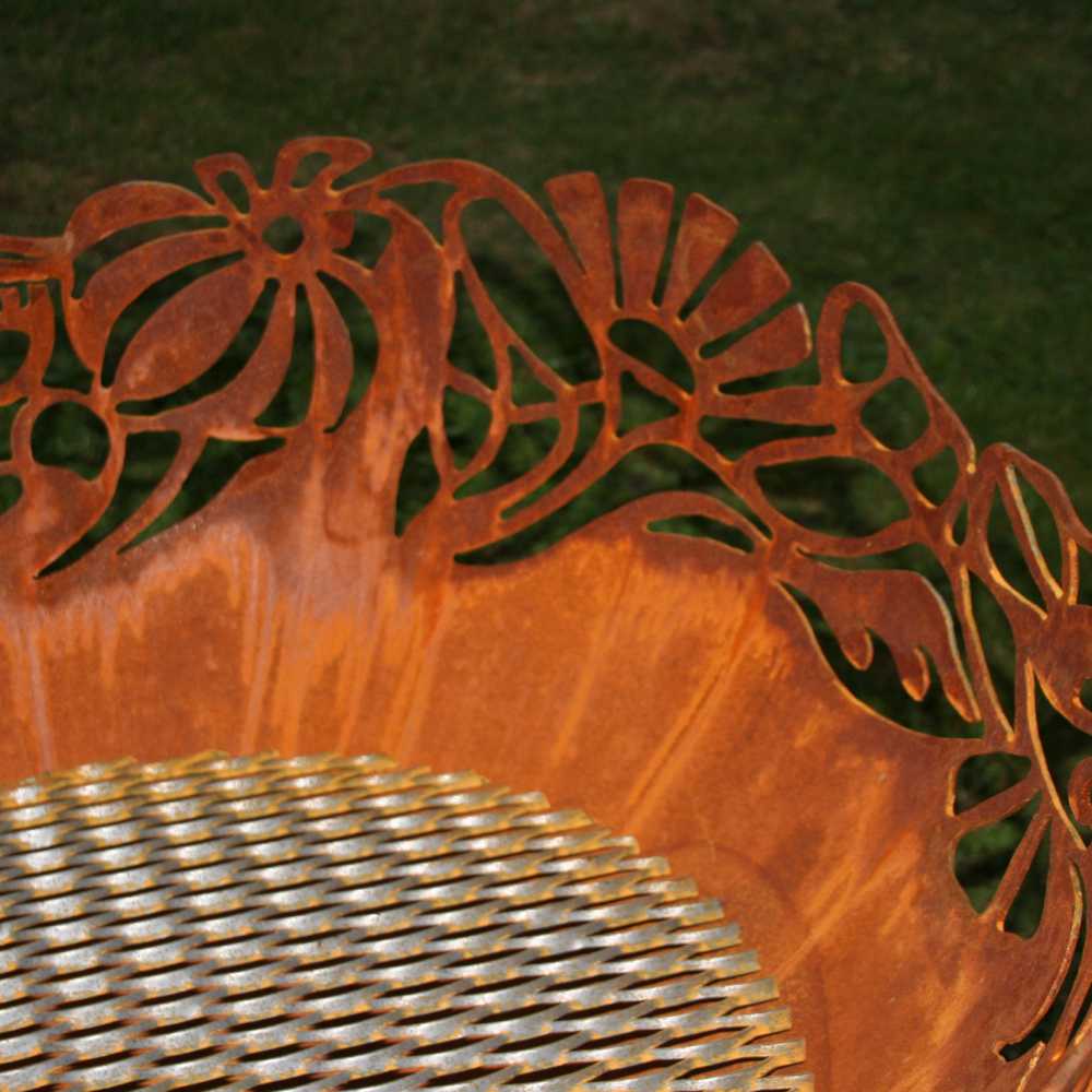 Ugunskura vieta ar ziedu un dabas formu motīvu