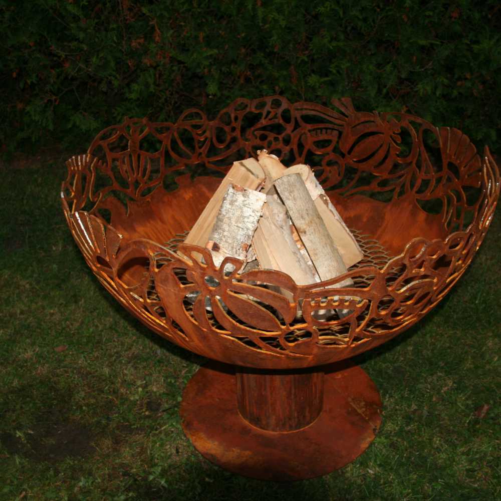 Ugunskura vieta ar ziedu un dabas formu motīvu