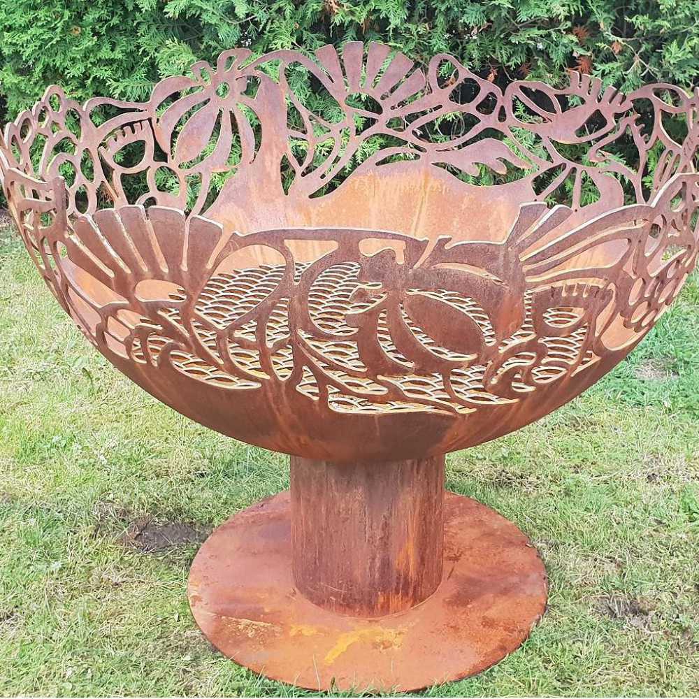 Ugunskura vieta ar ziedu un dabas formu motīvu