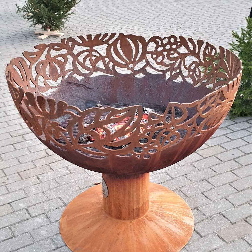 Ugunskura vieta sfēra ar ziedu motīvu