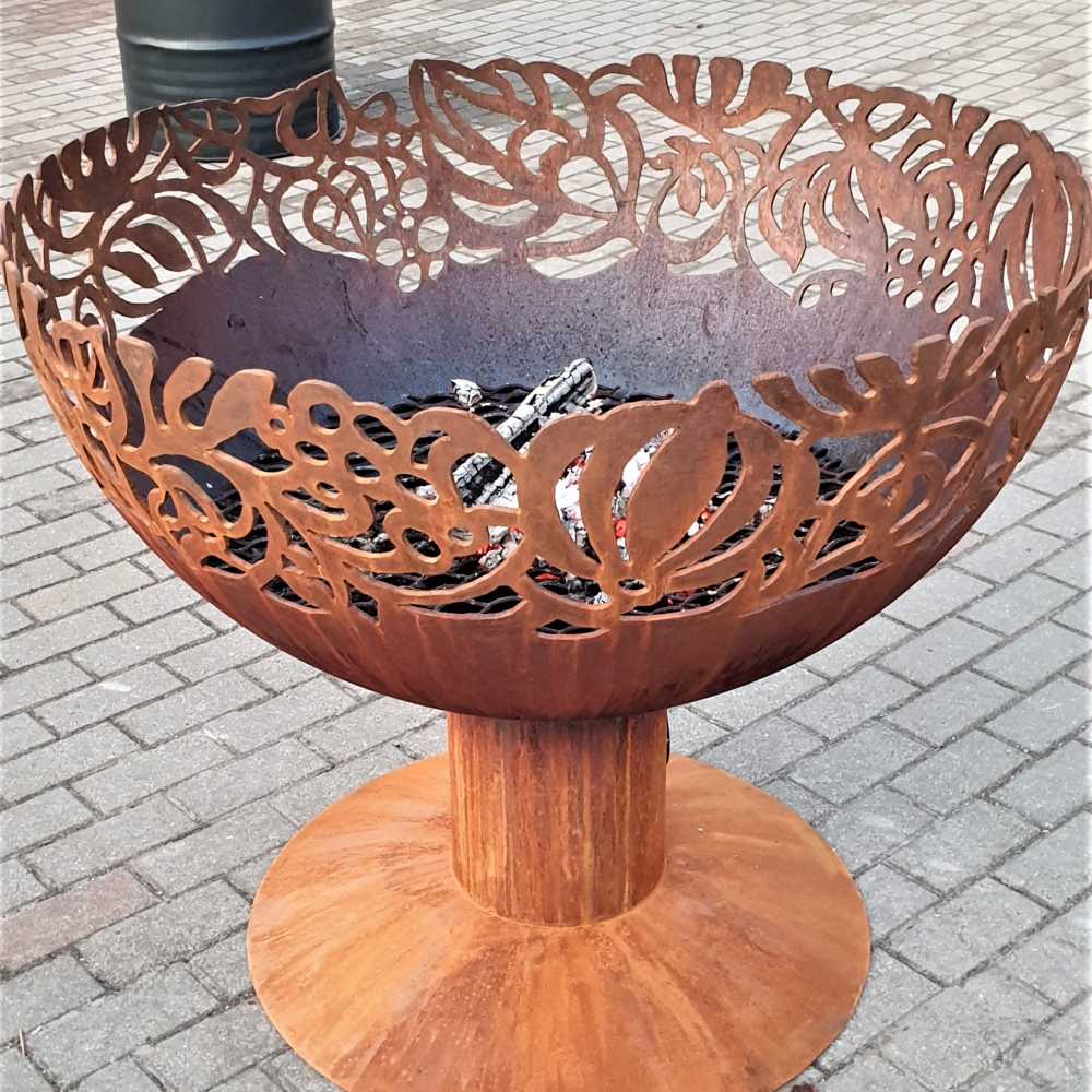 Ugunskura vieta sfēra ar ziedu motīvu