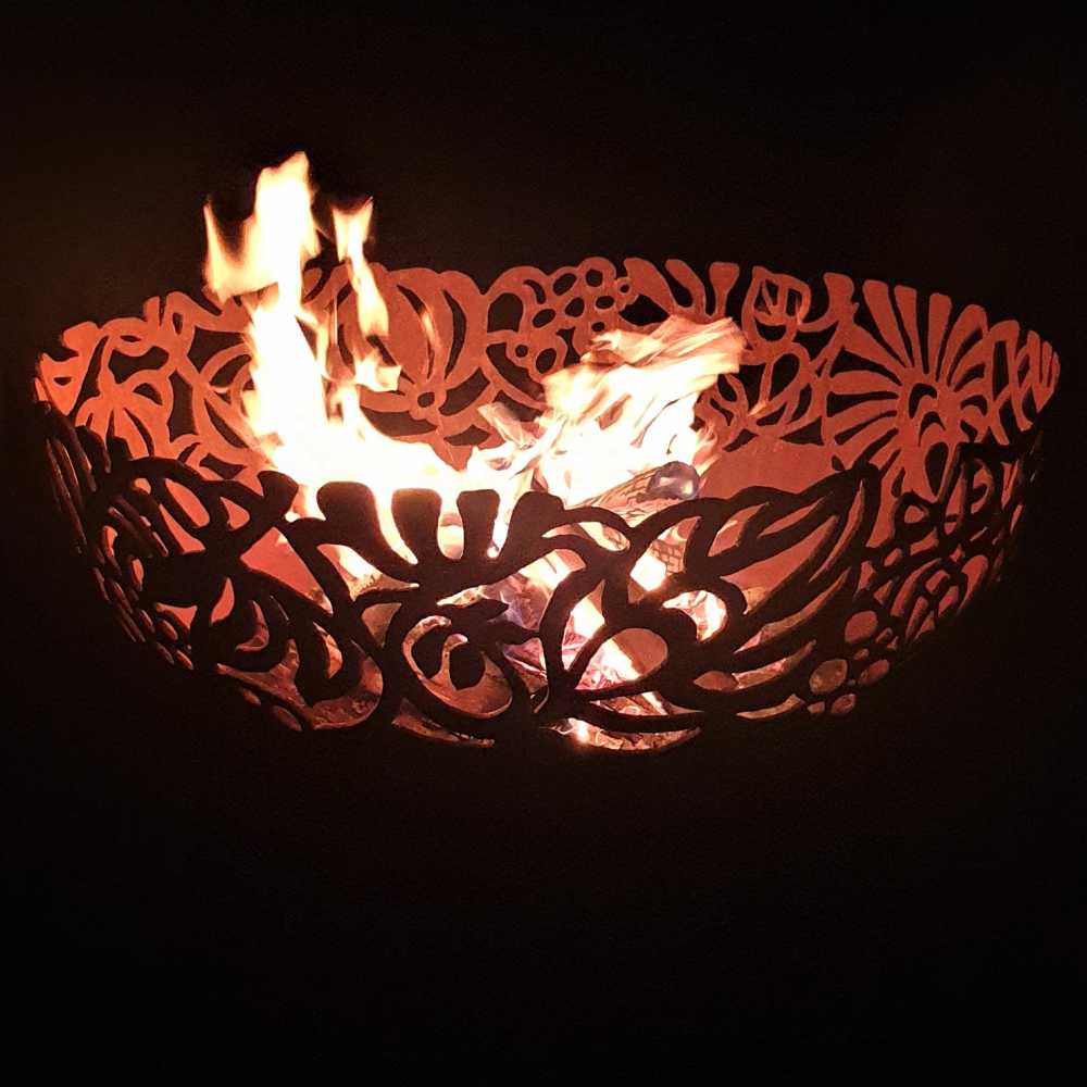 Ugunskura vieta sfēra ar ziedu motīvu