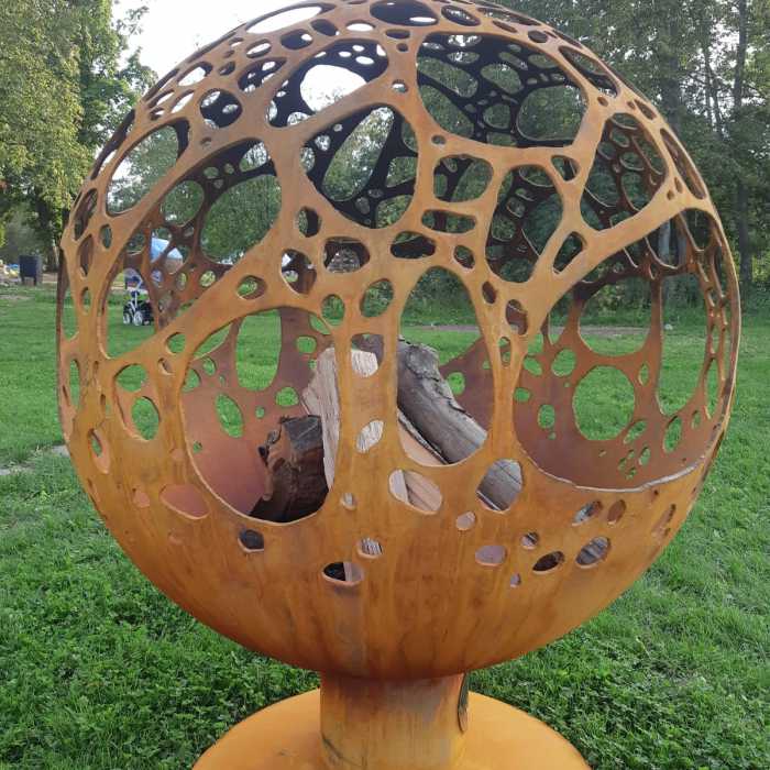 Ugunskura vieta ar akmeņu motīvu