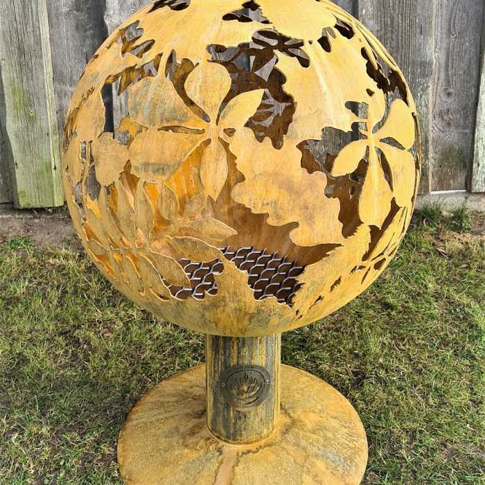 Маленький садовый камин с мотивом листьев