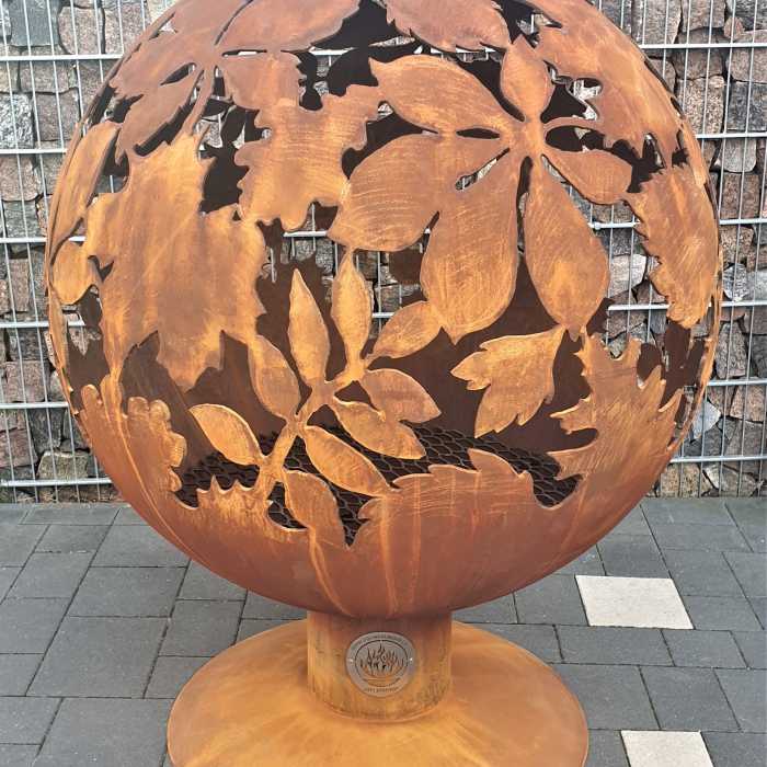 Ugunskura vieta ar lapu motīvu