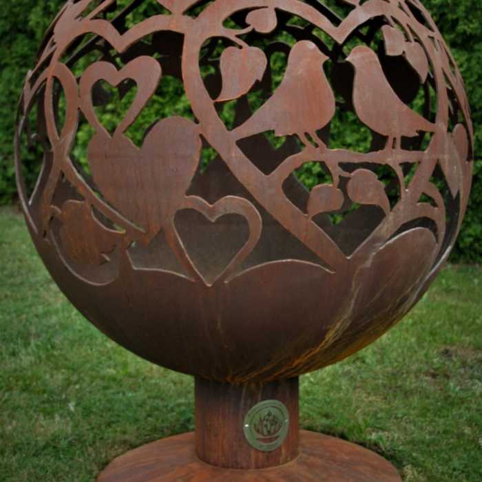 Ugunskura vieta ar romantisko motīvu