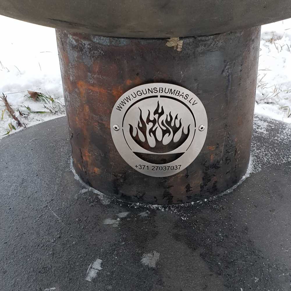 Ugunskura vietas noma ar ozolu motīvu