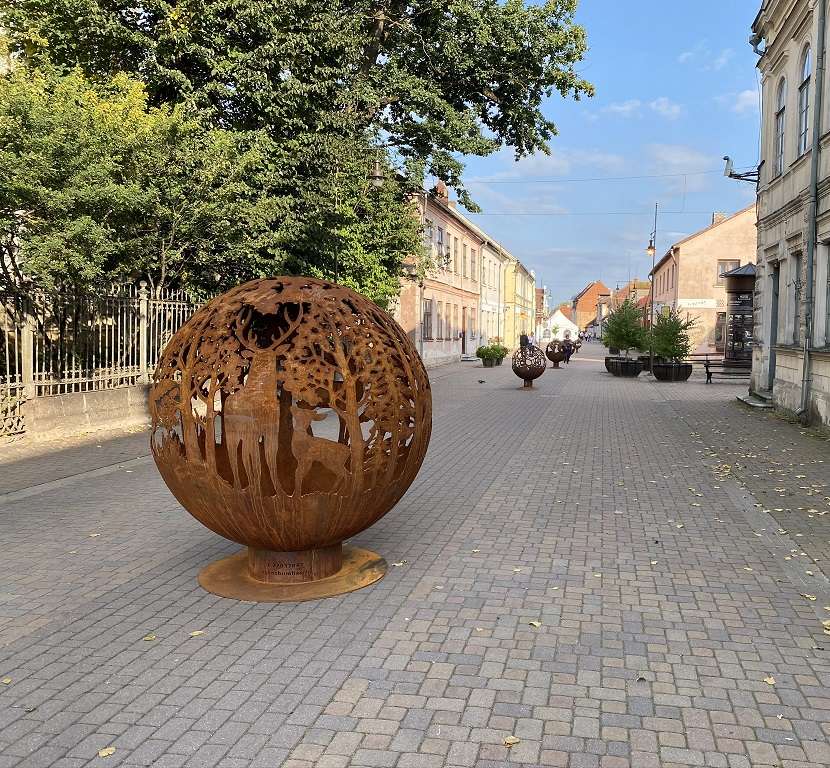 Lielais dārza kamīns ar meža motīvu